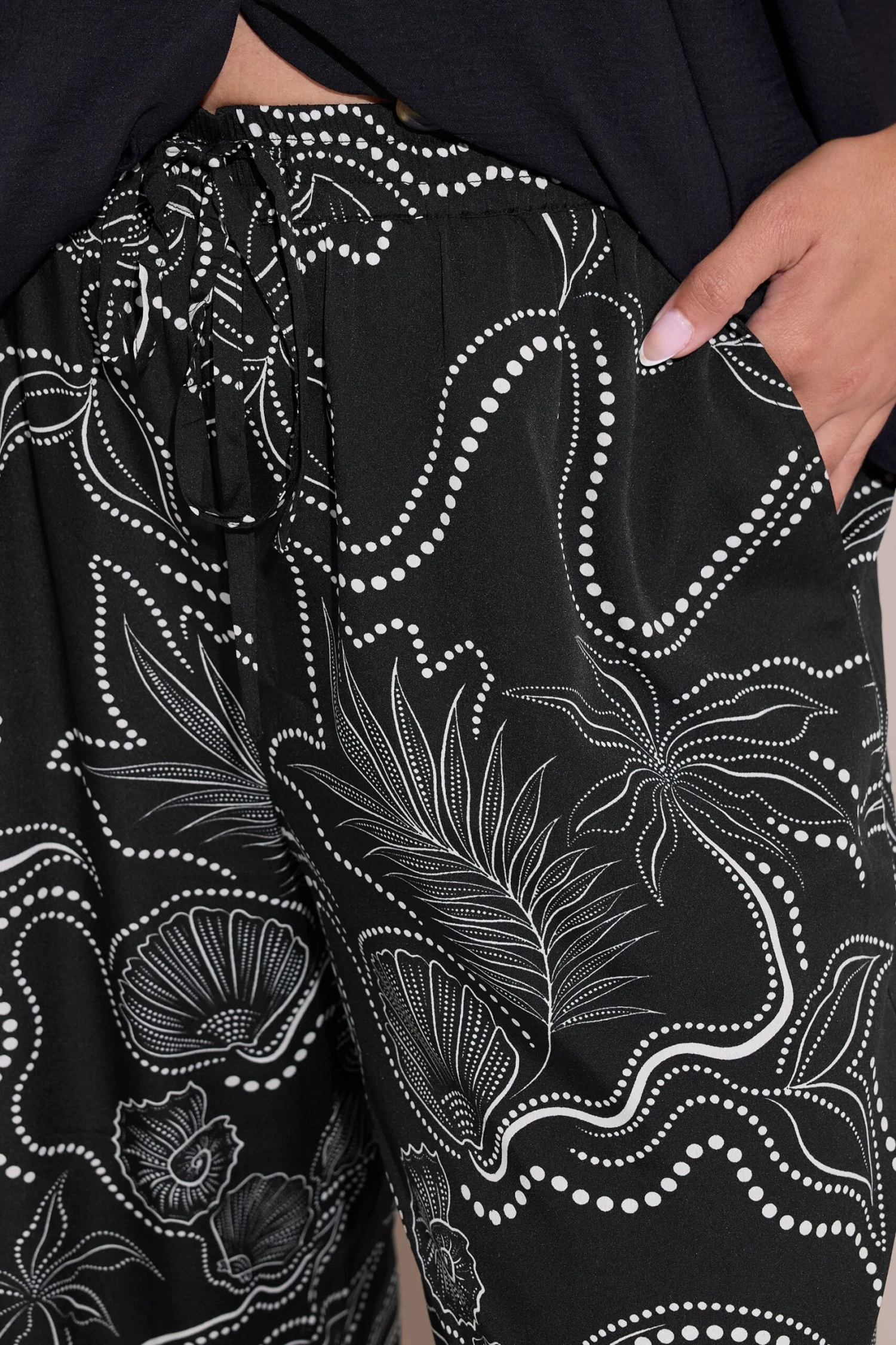 YOURS Curve Pantalon Large Noir à Imprimé Coquillages 6 YOURS Curve Pantalon Large Noir à Imprimé Coquillages – Image 4