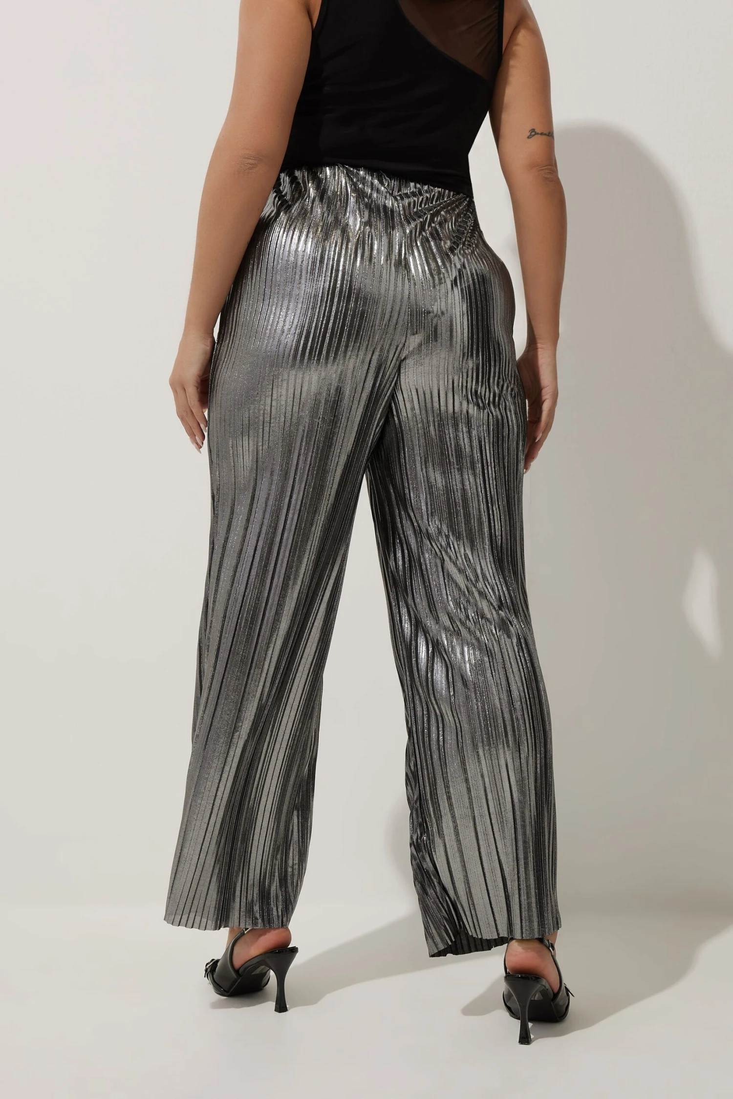 LIMITED COLLECTION - Pantalon Métallique Plissé Argenté Coupe Wide Leg 6 LIMITED COLLECTION - Pantalon Métallique Plissé Argenté Coupe Wide Leg – Image 4