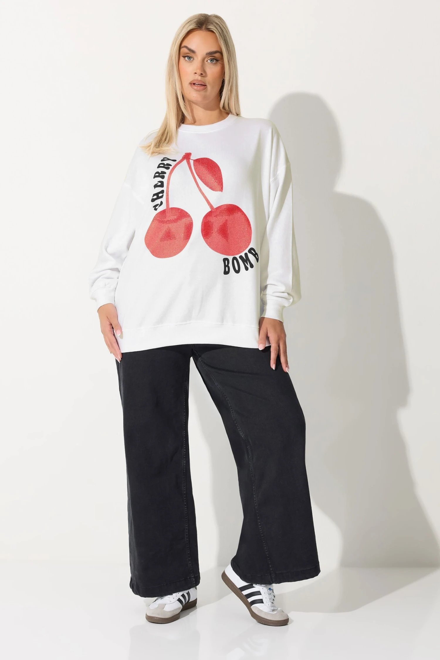 LIMITED COLLECTION Sweat-shirt Blanc Clouté « Cherry Bomb » Curve 4 LIMITED COLLECTION Sweat-shirt Blanc Clouté « Cherry Bomb » Curve – Image 2