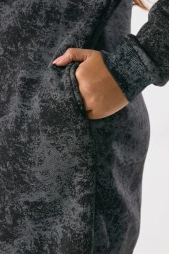 YOURS Curve Robe Sweat-shirt Noire Abstraite -Evans Boutique 7d86c80f 76ad 42 304007 D