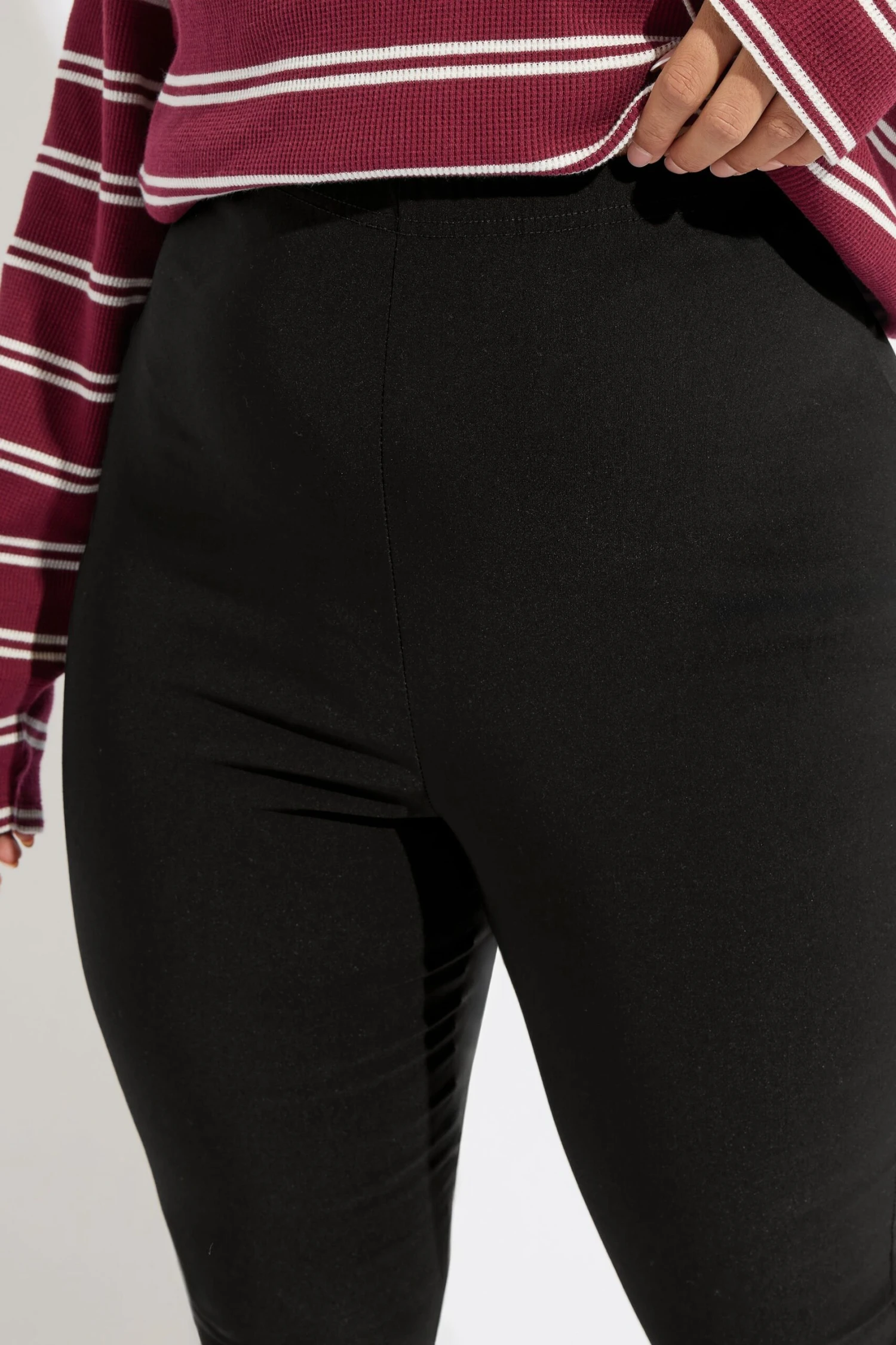 YOURS - Pantalon Noir Taille Haute Ourlet Évasé 6 YOURS - Pantalon Noir Taille Haute Ourlet Évasé – Image 4