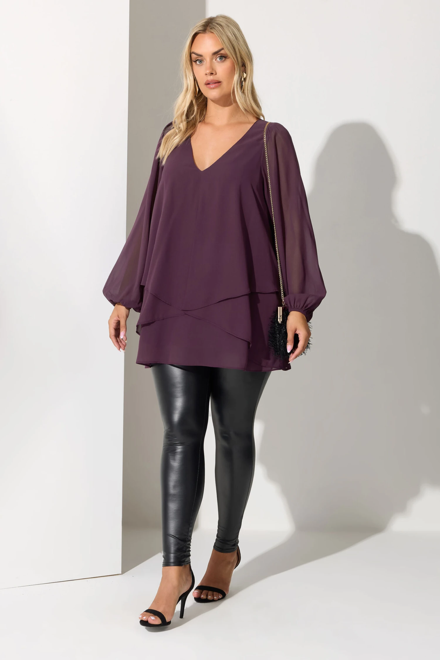 YOURS LONDON Curve Chemisier Violet Foncé à Col En V Superposé 4 YOURS LONDON Curve Chemisier Violet Foncé à Col En V Superposé – Image 2