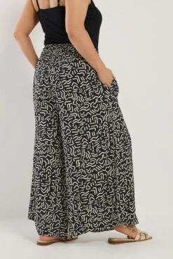 YOURS - Pantalon Plissé Wide Leg Noir Abstrait -Evans Boutique 82db4f04 3ac7 46 310098 C