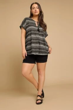 YOURS - Top Noir Zig Zag Effet Métallique Manches Courtes 14 YOURS - Top Noir Zig Zag Effet Métallique Manches Courtes -Evans Boutique 83301a49 bc41 47 322493 E