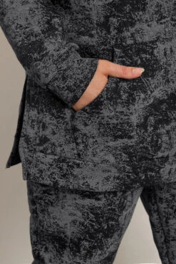 YOURS Curve Sweat-shirt Noir à Poche Abstraite 10 YOURS Curve Sweat-shirt Noir à Poche Abstraite -Evans Boutique 83402b53 02e2 4e 304047 D