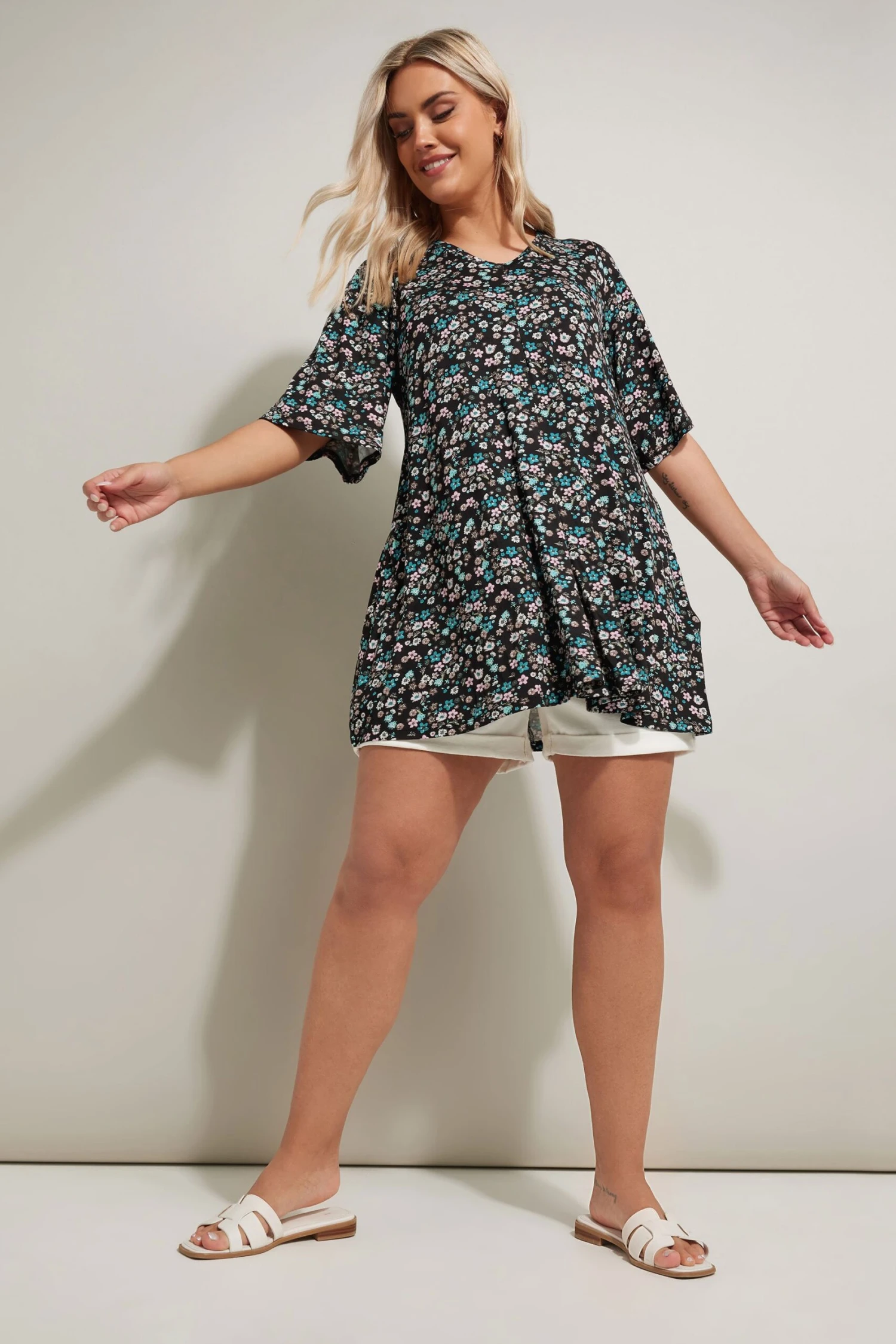 YOURS - Top Noir Floral Design Plissé Volanté 4 YOURS - Top Noir Floral Design Plissé Volanté – Image 2