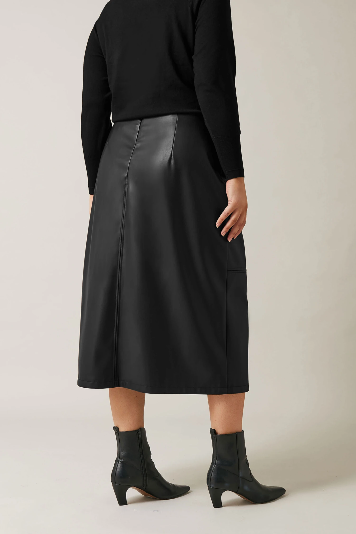 EVANS Curve Black Faux Leather Skirt 5 EVANS Curve Black Faux Leather Skirt – Image 3