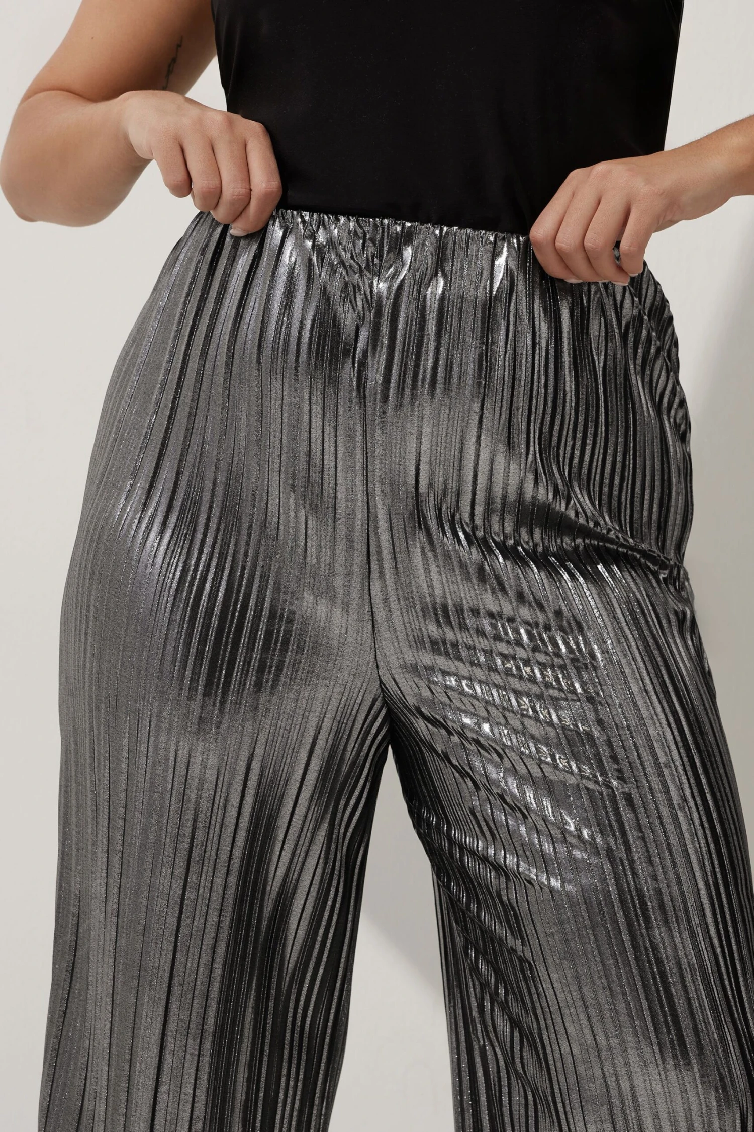LIMITED COLLECTION - Pantalon Métallique Plissé Argenté Coupe Wide Leg 7 LIMITED COLLECTION - Pantalon Métallique Plissé Argenté Coupe Wide Leg – Image 5