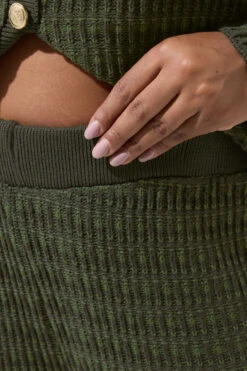 LIMITED COLLECTION Curve Pantalon Large En Boucle Vert Kaki -Evans Boutique 854c5c1d e1f6 48 216998 D