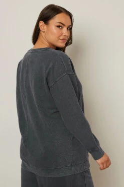 YOURS - Sweatshirt Gris Charbonneux Brodé 'New York' 10 YOURS - Sweatshirt Gris Charbonneux Brodé 'New York' -Evans Boutique 860d02d6 64a8 45 304042 C