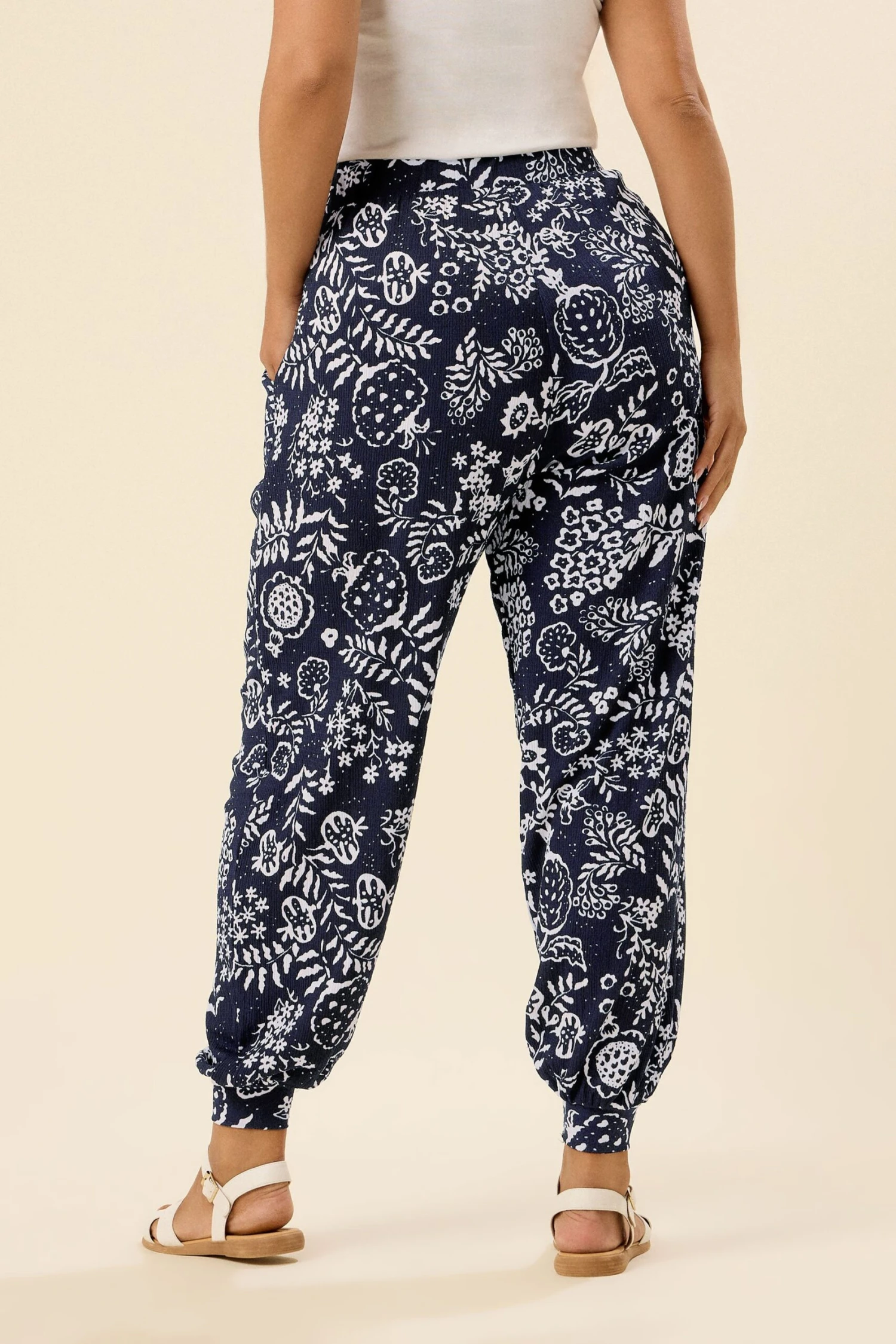 YOURS Curve Pantalon Sarouel à Revers Imprimé Feuilles Bleu Marine 5 YOURS Curve Pantalon Sarouel à Revers Imprimé Feuilles Bleu Marine – Image 3