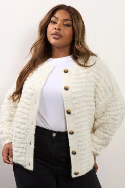 YOURS Curve Cardigan En Maille Bouclée épaisse Blanc Ivoire 10 YOURS Curve Cardigan En Maille Bouclée épaisse Blanc Ivoire -Evans Boutique 87619463 c75a 4a 280698 A