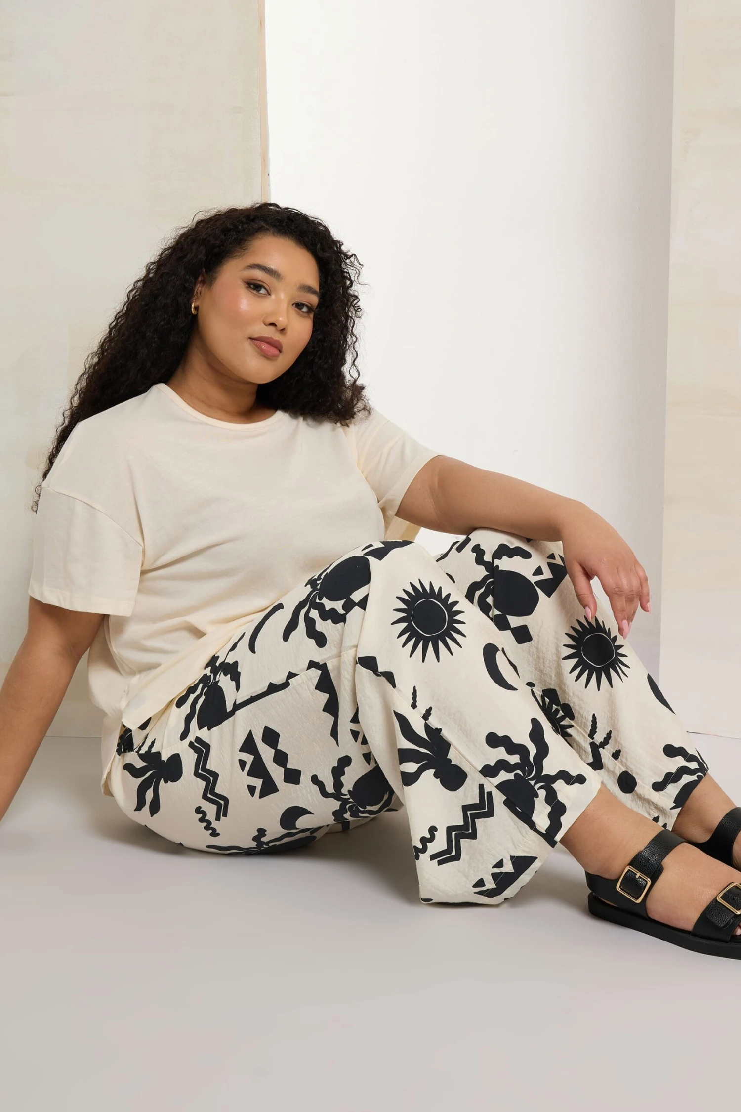 YOURS - Pantalon Wide Leg Crème & Noir Abstrait En Sergé 6 YOURS - Pantalon Wide Leg Crème & Noir Abstrait En Sergé – Image 4