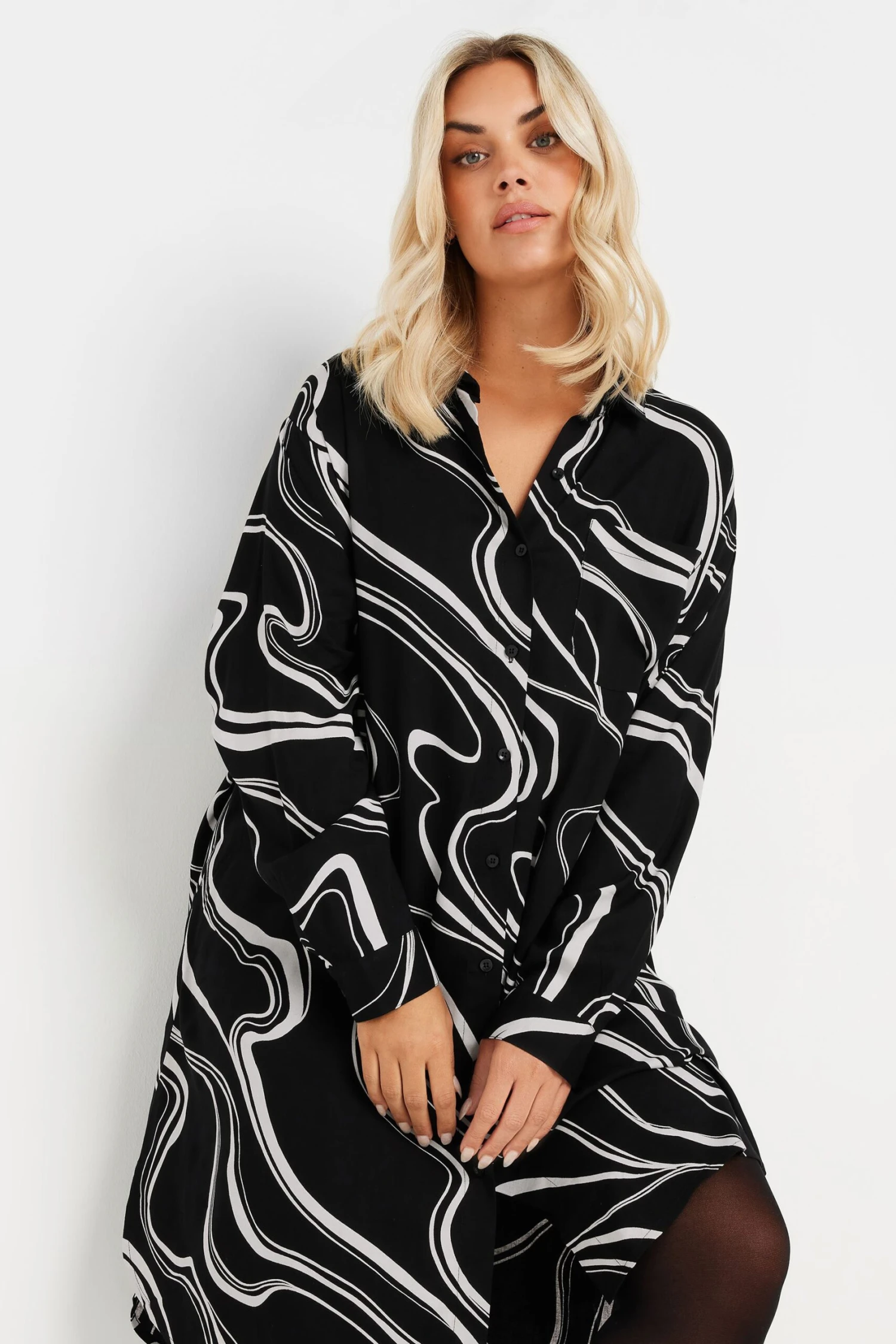 YOURS - Chemisier Long Noir & Blanc Tourbillons 9 YOURS - Chemisier Long Noir & Blanc Tourbillons – Image 7