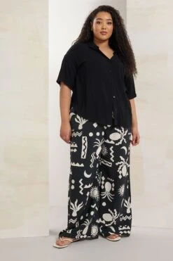 YOURS - Pantalon Wide Leg Noir Abstrait En Sergé 9 YOURS - Pantalon Wide Leg Noir Abstrait En Sergé -Evans Boutique 8d367459 0896 45 310096 B