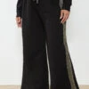 YOURS Curve Pantalon De Jogging Large à Rayures Latérales Noires Scintillantes -Evans Boutique 8d8ef865 01f3 47 304458 A