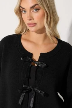 LIMITED COLLECTION Cardigan Curve En Satin Noir Avec Nœud Sur Le Devant -Evans Boutique 902d8439 84ed 4a 216969 D