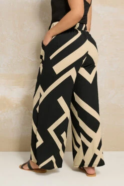 YOURS - Pantalon Wide Leg Noir & Beige Géométrique à Poches 9 YOURS - Pantalon Wide Leg Noir & Beige Géométrique à Poches -Evans Boutique 906bf117 3367 45 310141 C