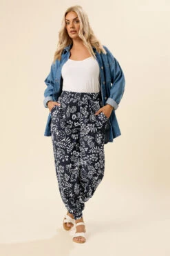 YOURS Curve Pantalon Sarouel à Revers Imprimé Feuilles Bleu Marine 8 YOURS Curve Pantalon Sarouel à Revers Imprimé Feuilles Bleu Marine -Evans Boutique 90ecbd8c a79d 46 304259 B