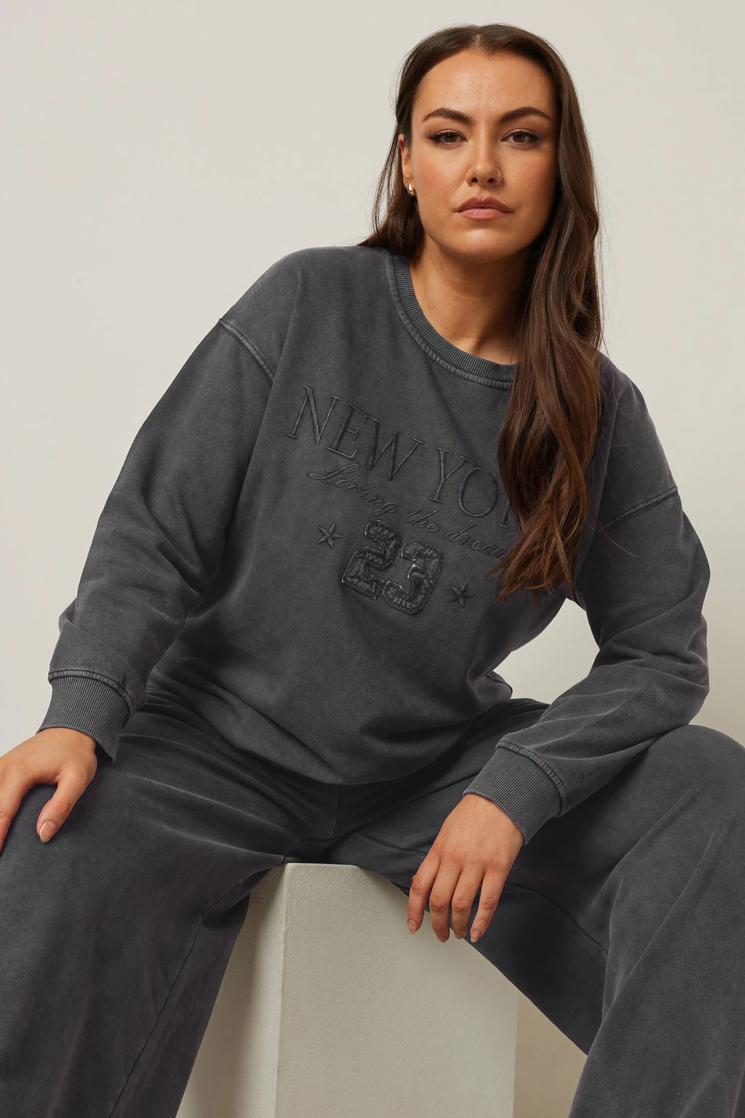 YOURS - Sweatshirt Gris Charbonneux Brodé 'New York' 3 YOURS - Sweatshirt Gris Charbonneux Brodé 'New York'