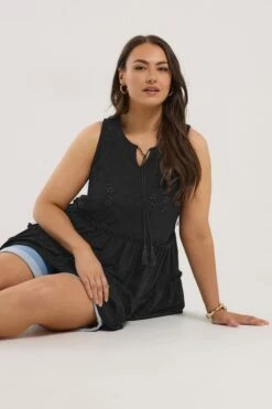 YOURS - Top Noir Broderie Anglaise Volanté Smocké 8 YOURS - Top Noir Broderie Anglaise Volanté Smocké -Evans Boutique 97034e01 6c1f 4e 322574 A