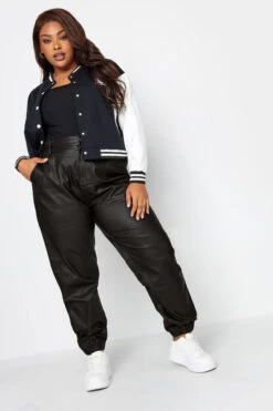 YOURS - Pantalon Cargo Noir Texturé 12 YOURS - Pantalon Cargo Noir Texturé -Evans Boutique 98c6ddf5 32ae 46 143458 C