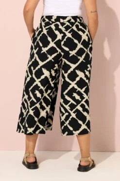 YOURS Curve Pantalon Large Court Noir Abstrait YOURS Curve 9 YOURS Curve Pantalon Large Court Noir Abstrait YOURS Curve -Evans Boutique 9a0567a2 ce5c 4e 304209 C