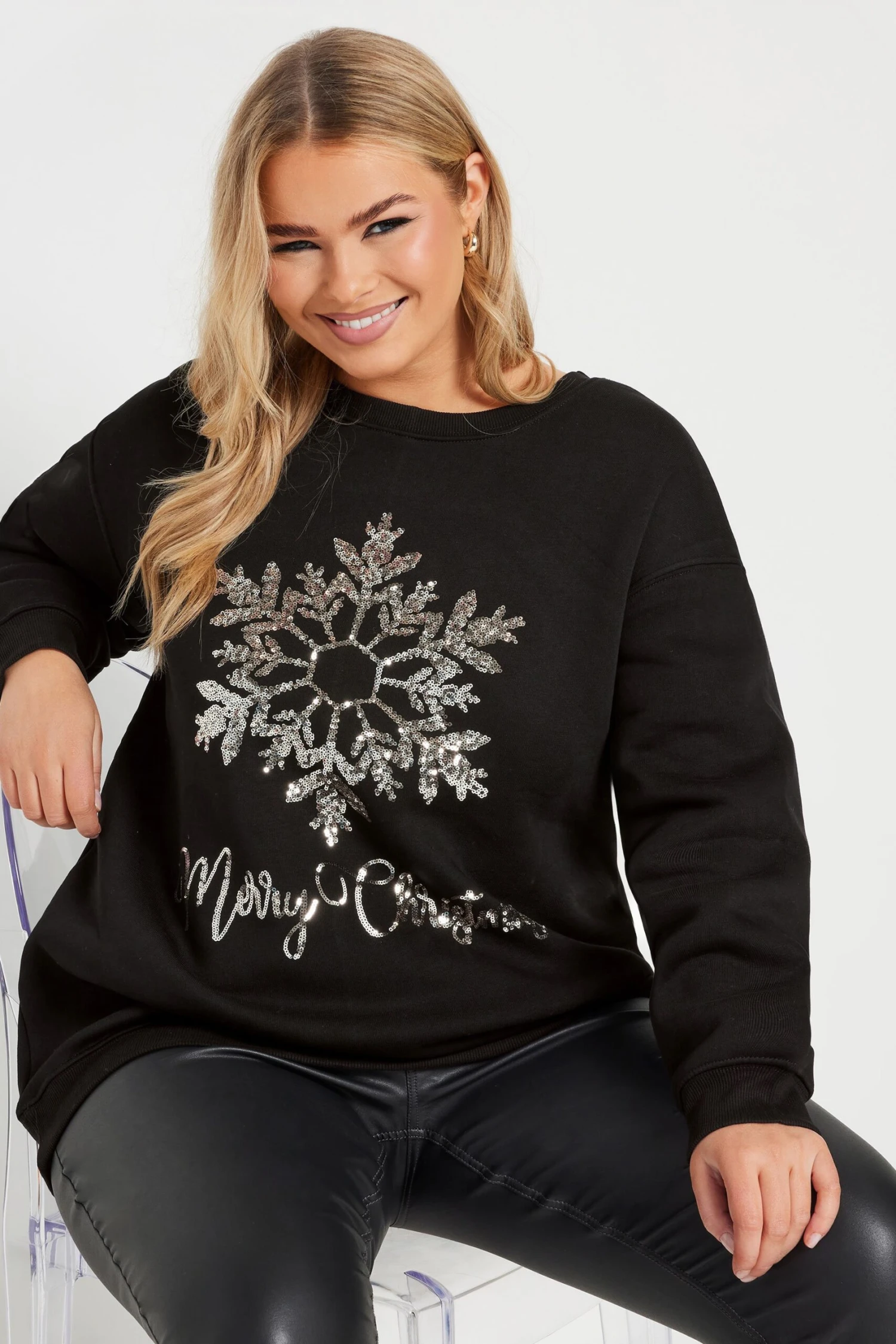YOURS - Sweatshirt Noir Empiècement Sequins 'Merry Christmas' 6 YOURS - Sweatshirt Noir Empiècement Sequins 'Merry Christmas' – Image 4