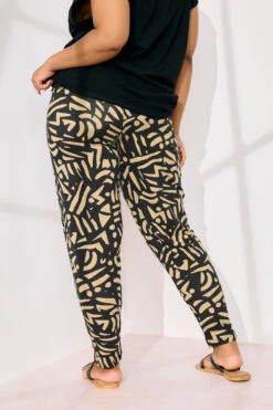 YOURS - Pantalon Coupe Droite Noir & Crème Design Abstrait -Evans Boutique 9d4ed97c df1d 40 310135 C