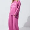 LIMITED COLLECTION Pantalon De Jogging Large Curve Pink « Après 98 » 1 LIMITED COLLECTION Pantalon De Jogging Large Curve Pink « Après 98 » -Evans Boutique 9ddc5b29 5865 4d 216692 A