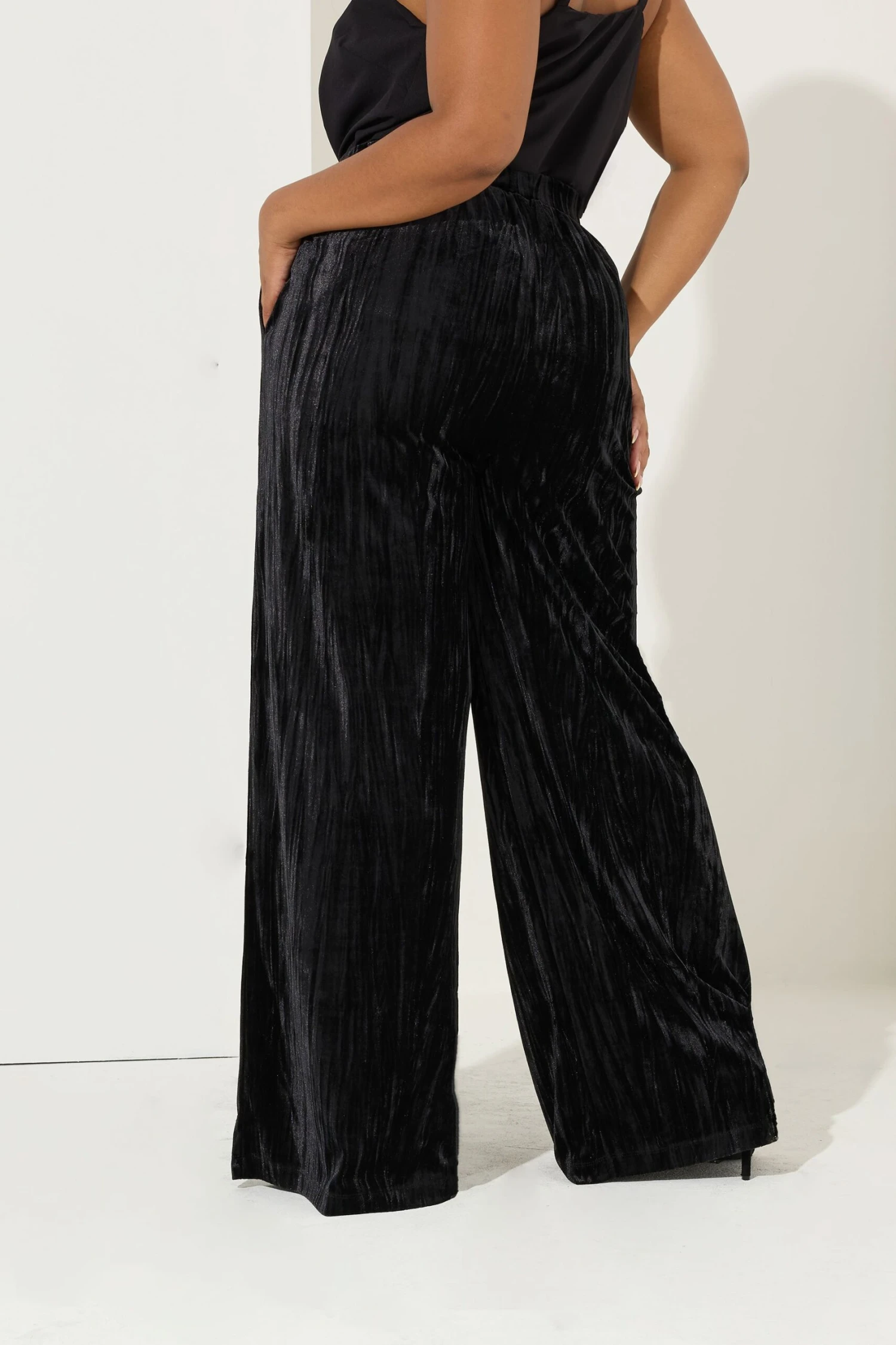 YOURS Curve Pantalon Large En Velours écrasé Noir 6 YOURS Curve Pantalon Large En Velours écrasé Noir – Image 4