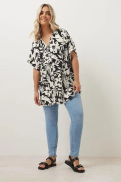 YOURS - Chemisier Noir & Blanc Texturé Imprimé Floral 11 YOURS - Chemisier Noir & Blanc Texturé Imprimé Floral -Evans Boutique 9e0db19a 9f27 4a 303686 C