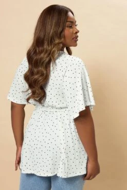 YOURS - Top Blanc Volanté Cache-Coeur à Pois 11 YOURS - Top Blanc Volanté Cache-Coeur à Pois -Evans Boutique 9f8383d0 b868 42 304161 D