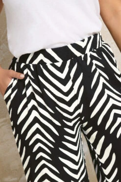YOURS - Pantalon Wide Leg Noir & Blanc Abstrait à Poches 10 YOURS - Pantalon Wide Leg Noir & Blanc Abstrait à Poches -Evans Boutique a11b8e29 5636 4f 310140 D