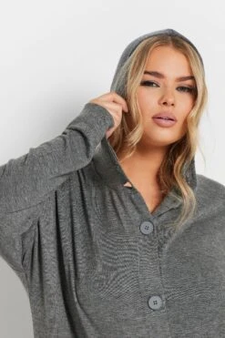 YOURS - Cardigan Gris à Capuche Maxi à Poches 10 YOURS - Cardigan Gris à Capuche Maxi à Poches -Evans Boutique a1ea651d 36c9 41 303852 D