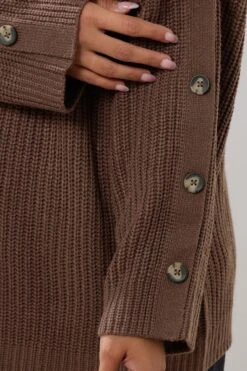 YOURS Curve Pull En Maille à Manches Boutonnées Marron Chocolat 10 YOURS Curve Pull En Maille à Manches Boutonnées Marron Chocolat -Evans Boutique a24c604c de95 41 280515 D