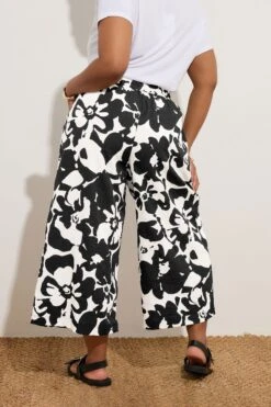 YOURS - Pantalon Jupe-Culotte Noir & Blanc Texturé Floral -Evans Boutique a310d38d c9de 4e 145224 C