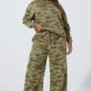 LIMITED COLLECTION Curve Pantalon De Jogging à Jambe Large Kaki Vert Camouflage -Evans Boutique a491a44a daca 45 216790 E