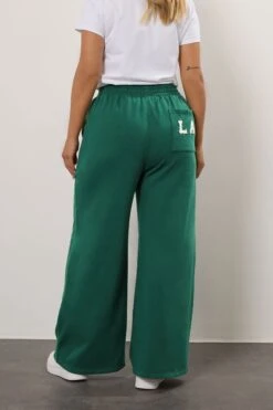 YOURS Curve Pantalon De Jogging Large Vert « LA » 11 YOURS Curve Pantalon De Jogging Large Vert « LA » -Evans Boutique a56a3ba0 d3b0 43 310195 B1