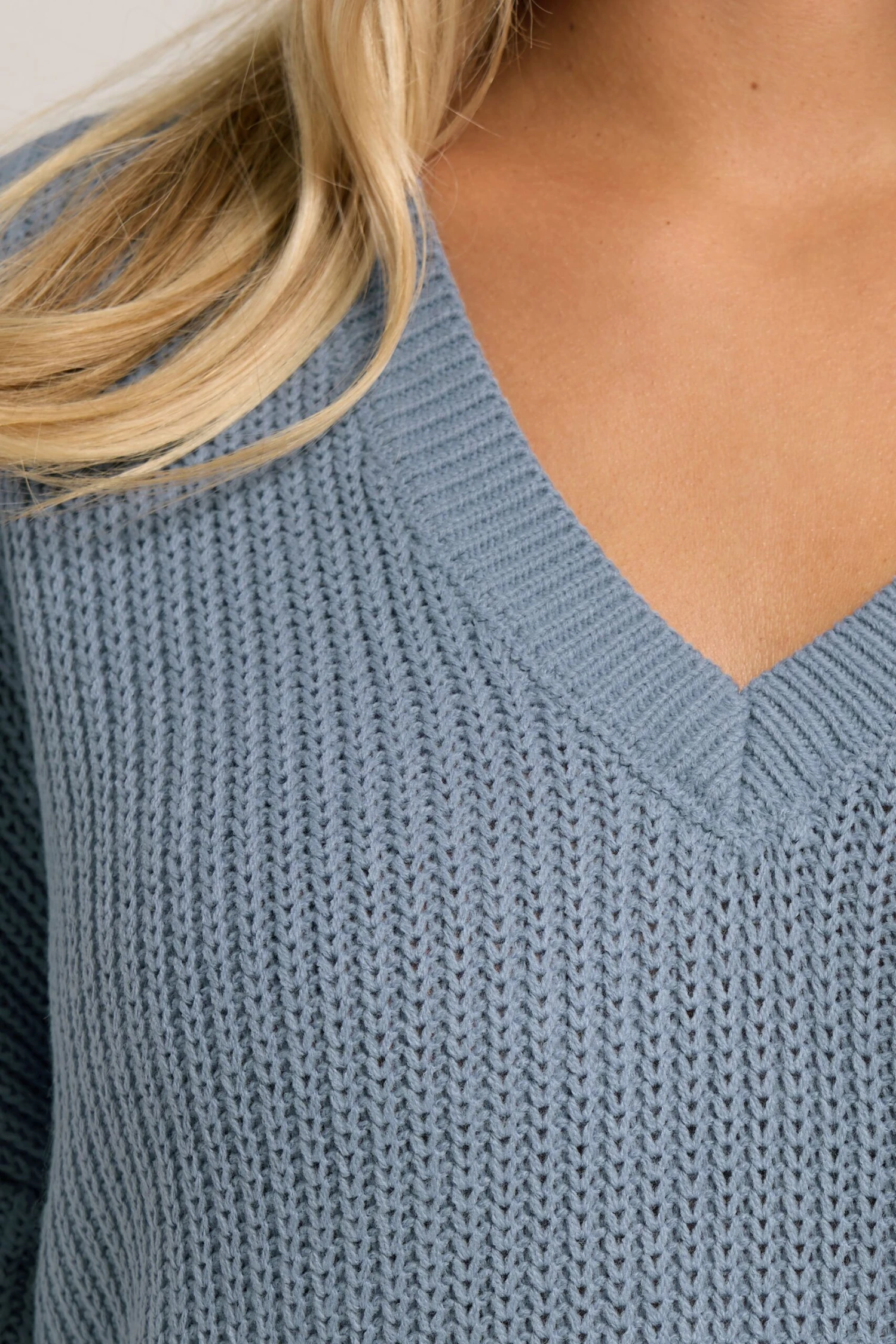 YOURS Curve Pull Bleu à Col En V 6 YOURS Curve Pull Bleu à Col En V – Image 4