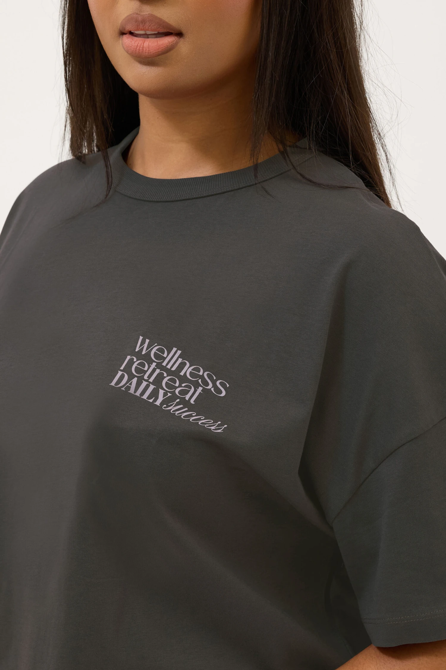 YOURS ACTIVE - Top Gris Charbonneux Oversize 'Wellness Retreat' 6 YOURS ACTIVE - Top Gris Charbonneux Oversize 'Wellness Retreat' – Image 4