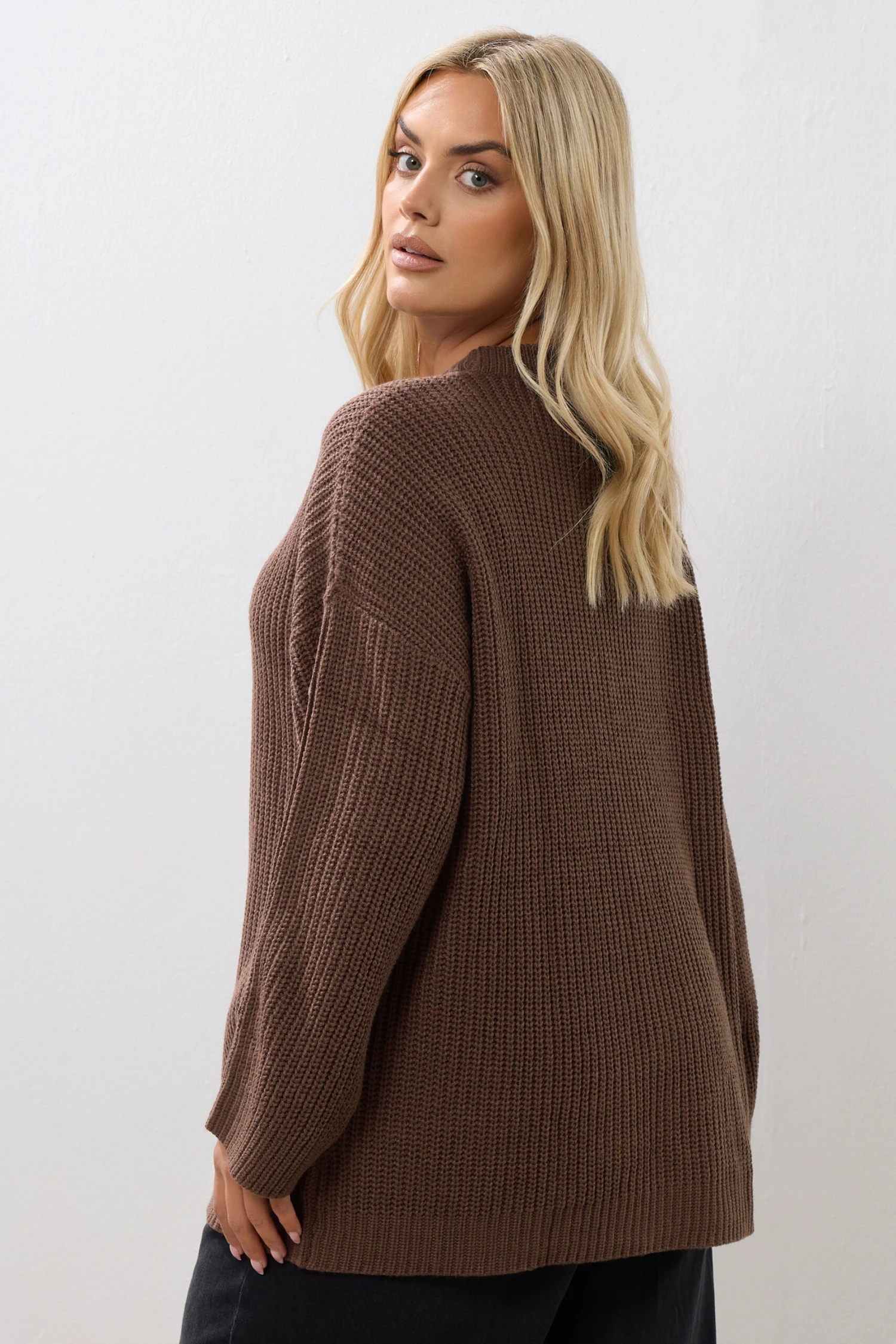 YOURS Curve Pull En Maille à Manches Boutonnées Marron Chocolat 5 YOURS Curve Pull En Maille à Manches Boutonnées Marron Chocolat – Image 3