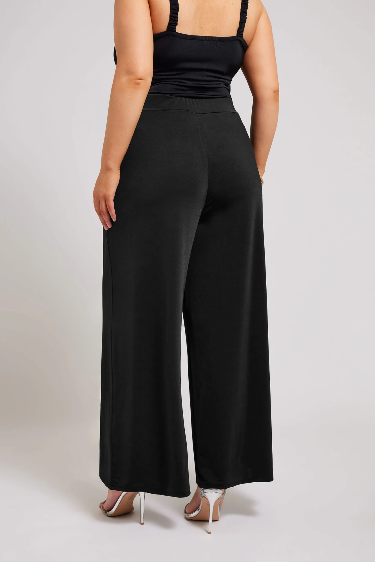 YOURS LONDON - Pantalon Noir Satiné Coupe Wide Leg 5 YOURS LONDON - Pantalon Noir Satiné Coupe Wide Leg – Image 3