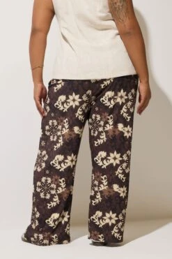 LIMITED COLLECTION - Pantalon Wide Leg Chocolat Design Floral 9 LIMITED COLLECTION - Pantalon Wide Leg Chocolat Design Floral -Evans Boutique a7ce1d48 a3b5 4f 216675 C