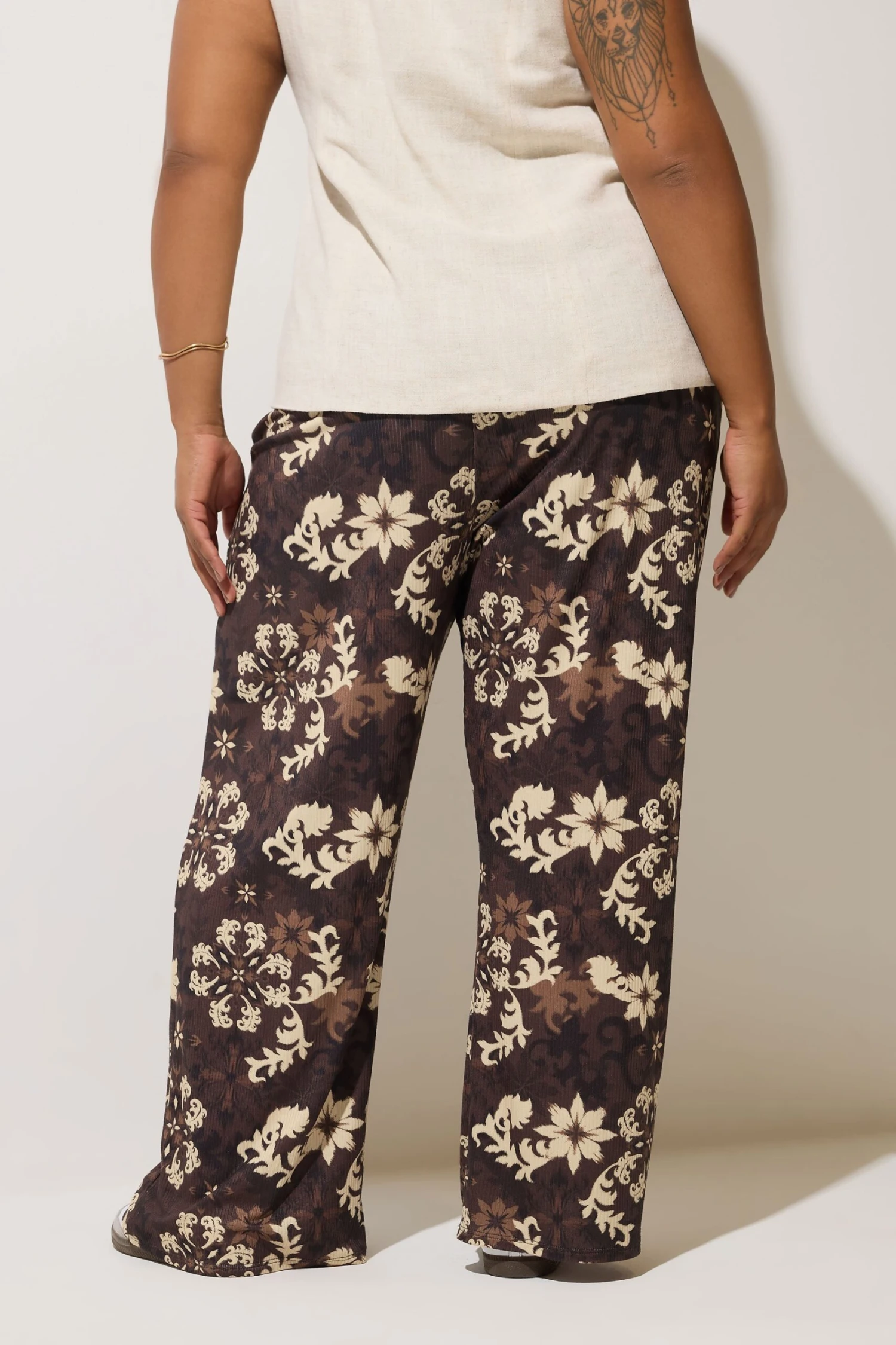 LIMITED COLLECTION - Pantalon Wide Leg Chocolat Design Floral 5 LIMITED COLLECTION - Pantalon Wide Leg Chocolat Design Floral – Image 3