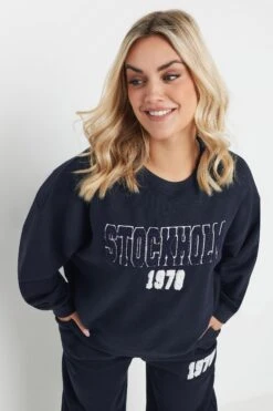 YOURS - Sweatshirt Bleu Marine 'Stockholm 1978' 13 YOURS - Sweatshirt Bleu Marine 'Stockholm 1978' -Evans Boutique a81c99dc dac1 41 126667 D