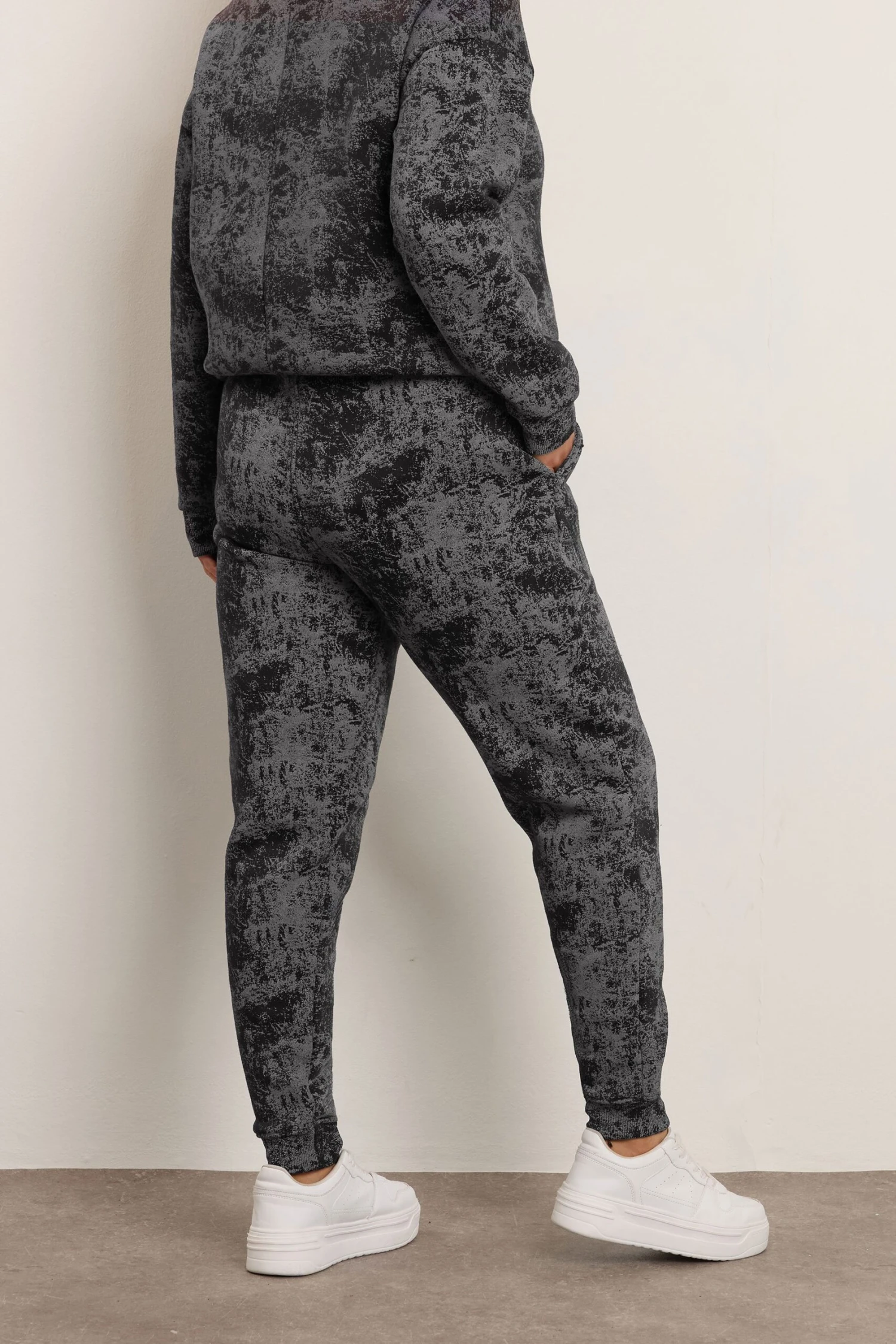 YOURS Curve Pantalon De Jogging à Revers Imprimé Abstrait Noir 5 YOURS Curve Pantalon De Jogging à Revers Imprimé Abstrait Noir – Image 3