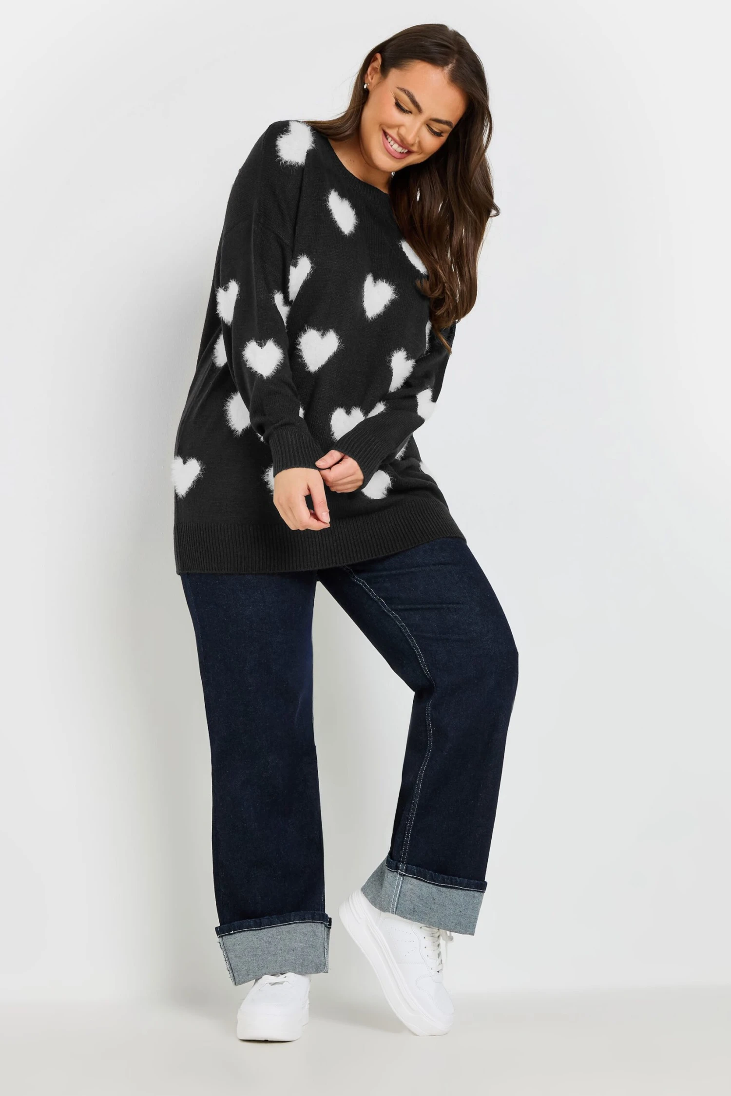 YOURS - Pull Noir & Blanc Coeur Fluffy 4 YOURS - Pull Noir & Blanc Coeur Fluffy – Image 2