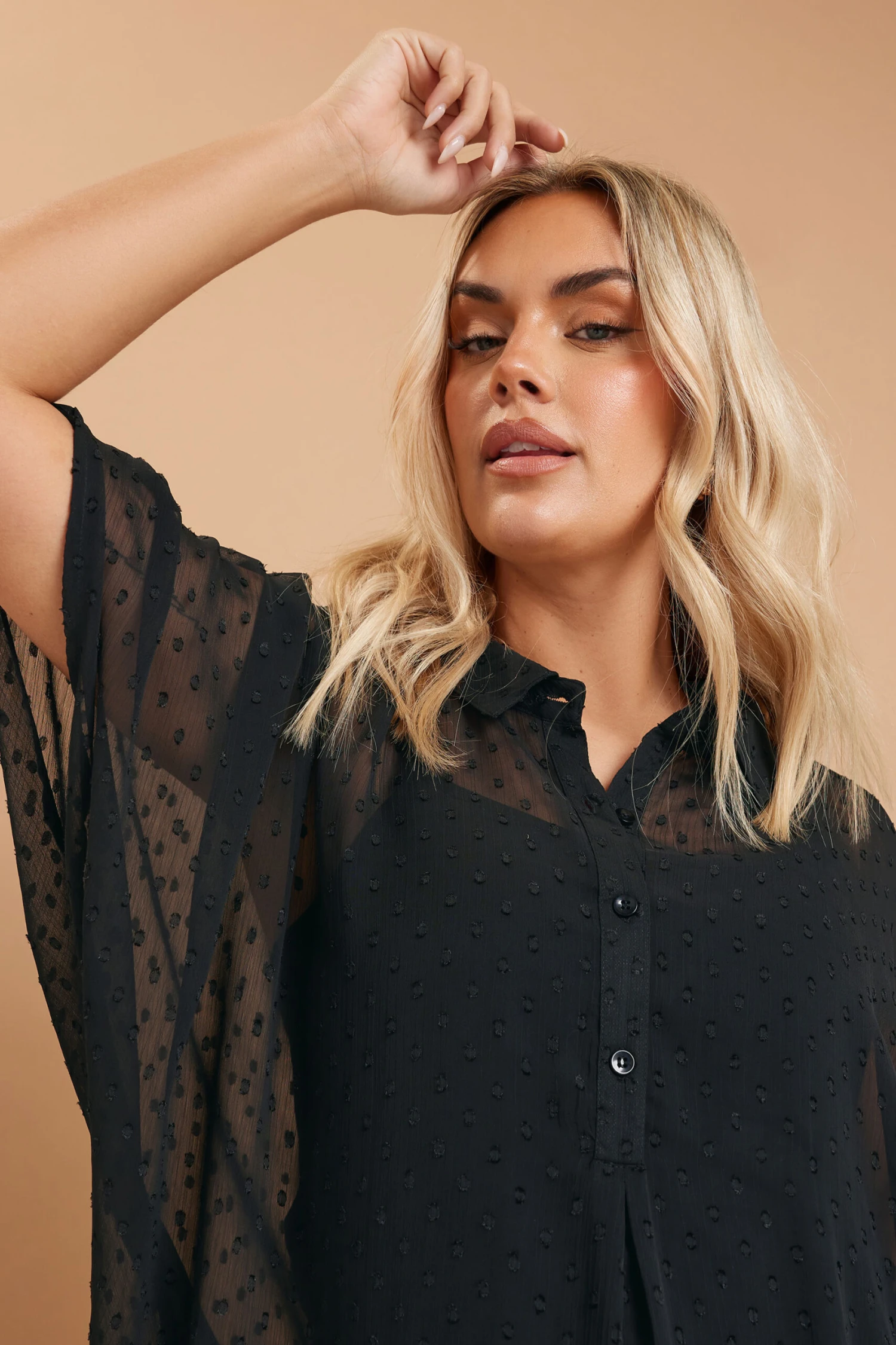 YOURS - Chemisier Oversize Noir Texturé à Pois En Filet 6 YOURS - Chemisier Oversize Noir Texturé à Pois En Filet – Image 4