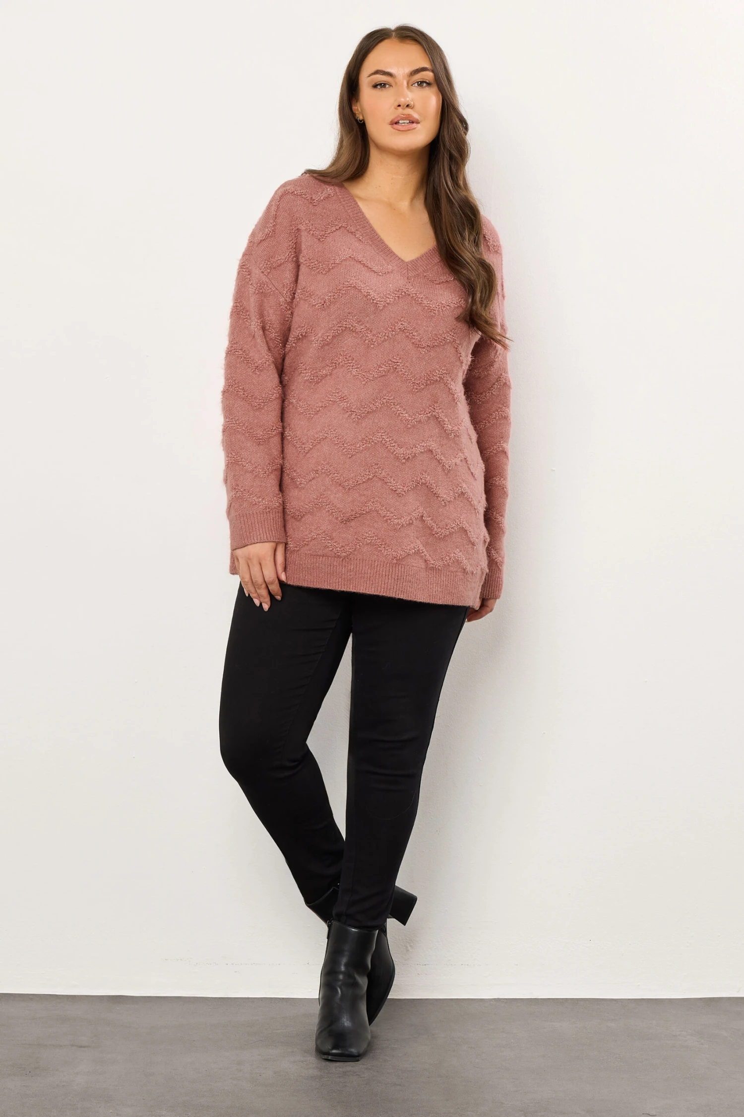 EVANS Curve Pink Zig Zag V-Neck Knitted Jumper 4 EVANS Curve Pink Zig Zag V-Neck Knitted Jumper – Image 2